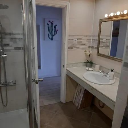 Lanzarote-beach-apartment, Cucharas Beach, -- 1 Minute Walk From Main Square, 35 Meters From דירה קוסטה טגוויסה